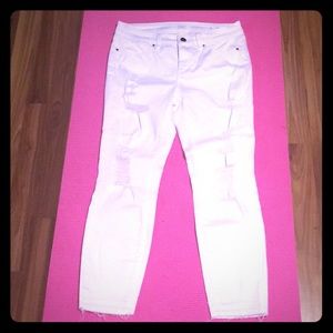 Pure White distressed detail capris 6